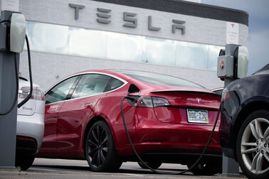 TESLA FSD 01 hjvt mediumThreeByTwo378